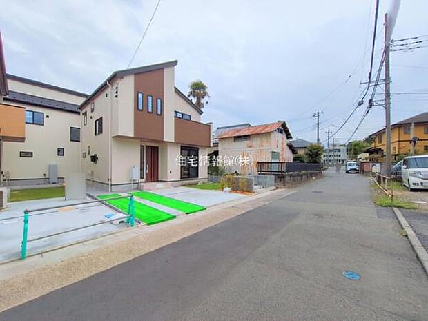 前面道路を含めた現地写真です。