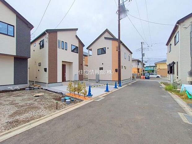 前面道路を含めた現地写真です。