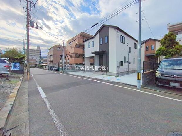 前面道路を含めた現地写真です。