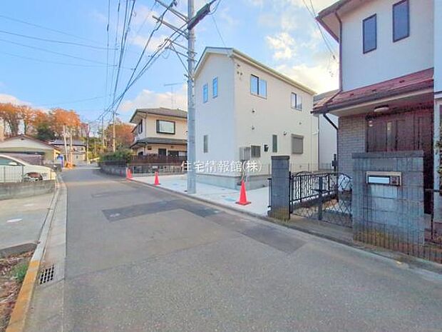 前面道路を含めた現地写真です。