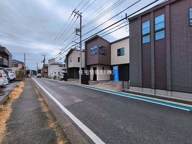 前面道路を含めた現地写真です。