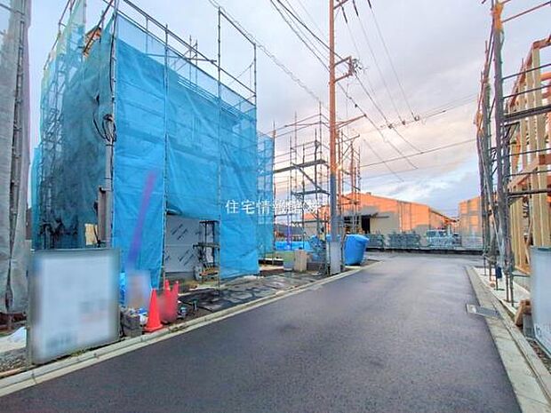 前面道路を含めた現地写真です。