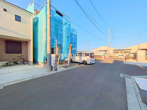 前面道路を含めた現地写真です。