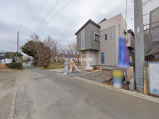 前面道路を含めた現地写真です。