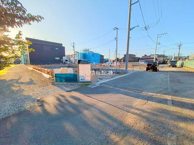 前面道路を含めた現地写真です。