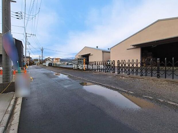 前面道路を含めた現地写真です。