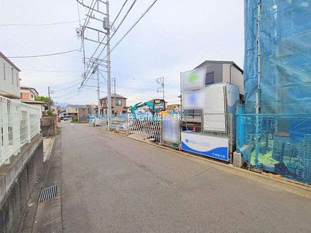 前面道路を含めた現地写真です。