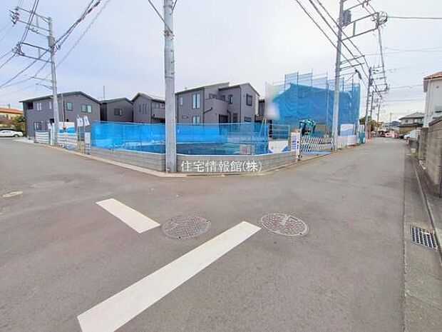 前面道路を含めた現地写真です。