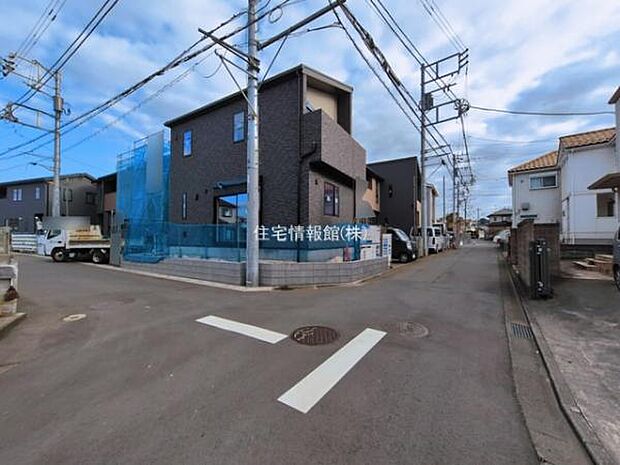 前面道路を含めた現地写真です。