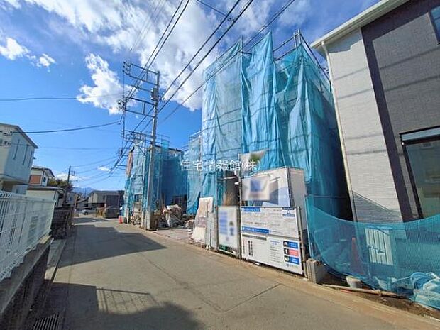 前面道路を含めた現地写真です。