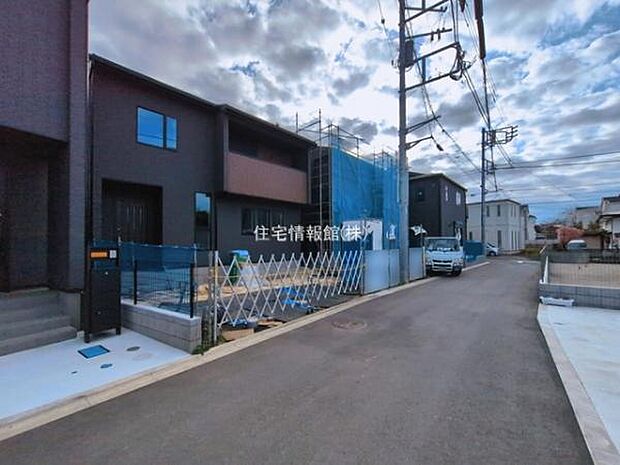 前面道路を含めた現地写真です。