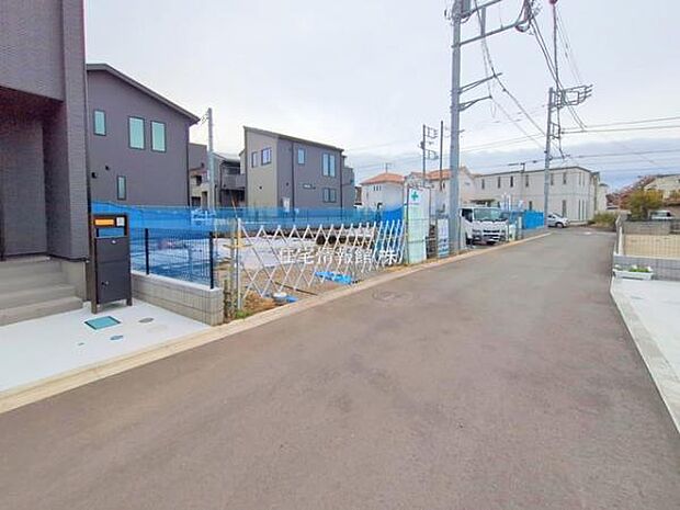 前面道路を含めた現地写真です。