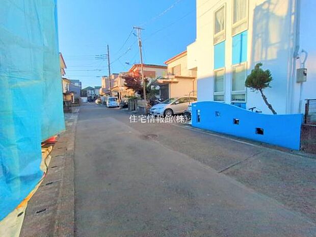 前面道路を含めた現地写真です。