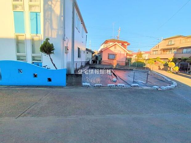 前面道路を含めた現地写真です。