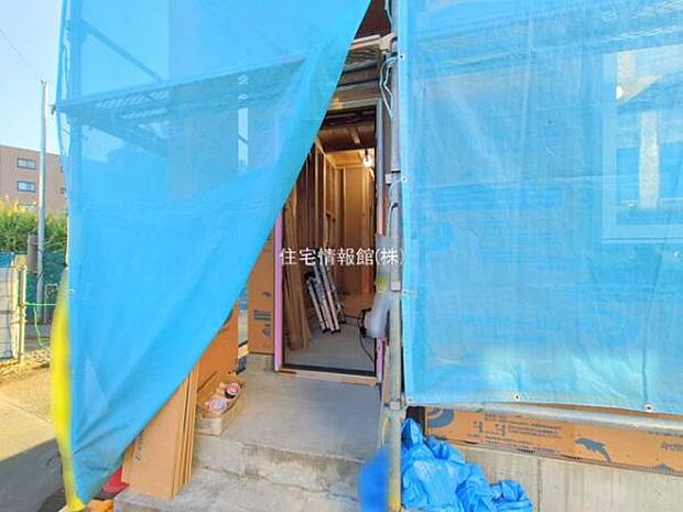 前面道路を含めた現地写真です。