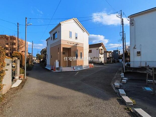 前面道路を含めた現地写真です。