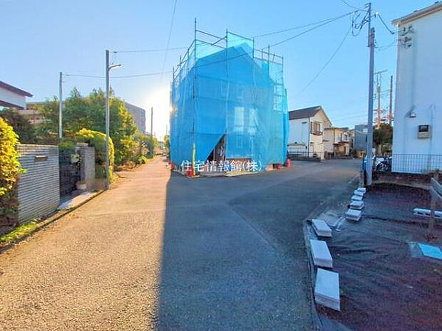 前面道路を含めた現地写真です。