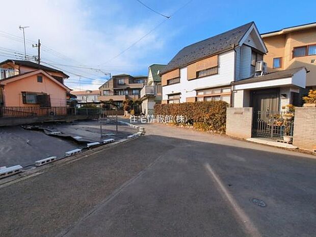 前面道路を含めた現地写真です。