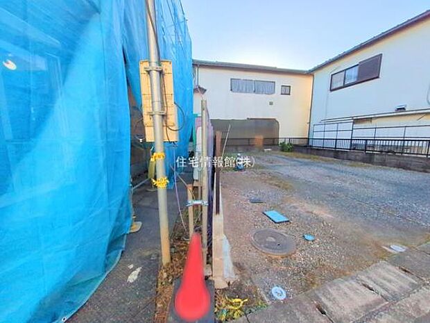 前面道路を含めた現地写真です。