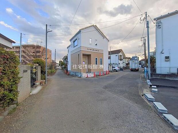 前面道路を含めた現地写真です。