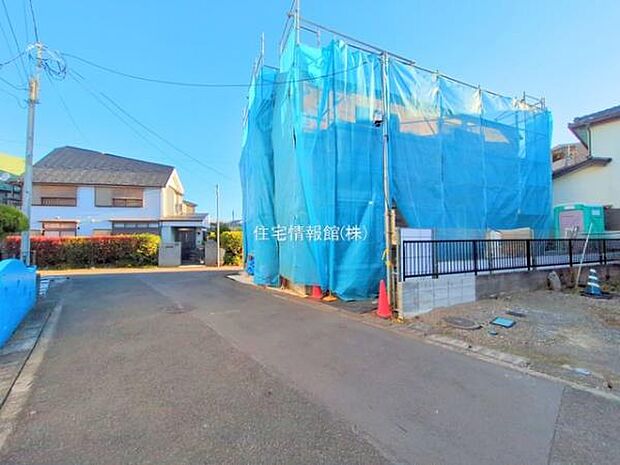 前面道路を含めた現地写真です。