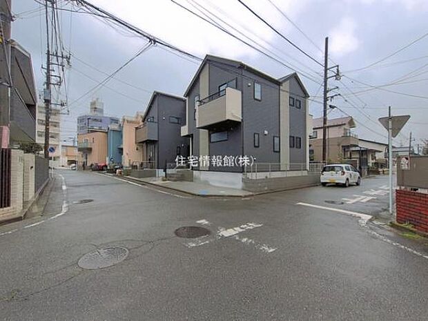 前面道路を含めた現地写真です。