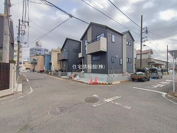 前面道路を含めた現地写真です。