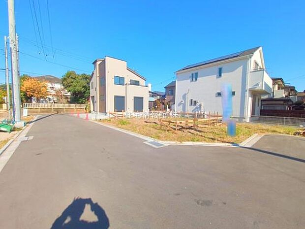 前面道路を含めた現地写真です。