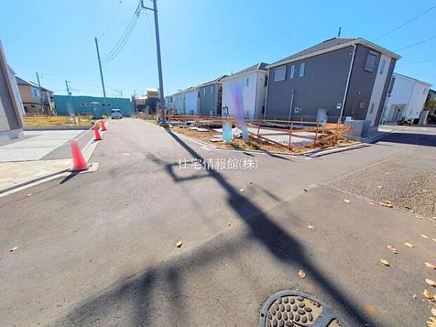 前面道路を含めた現地写真です。