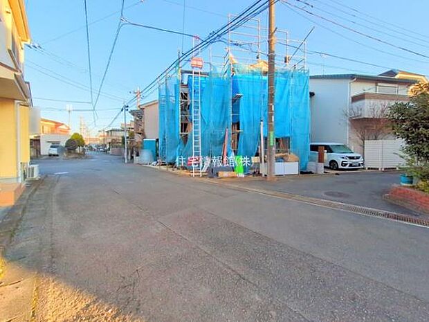 前面道路を含めた現地写真です。