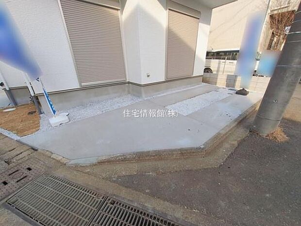 前面道路を含めた現地写真です。