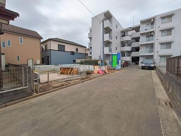 前面道路を含めた現地写真です。