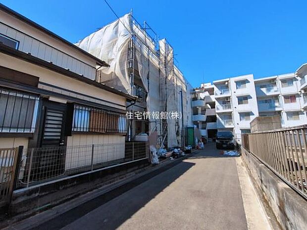 前面道路を含めた現地写真です。