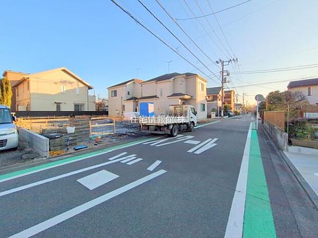 前面道路を含めた現地写真です。