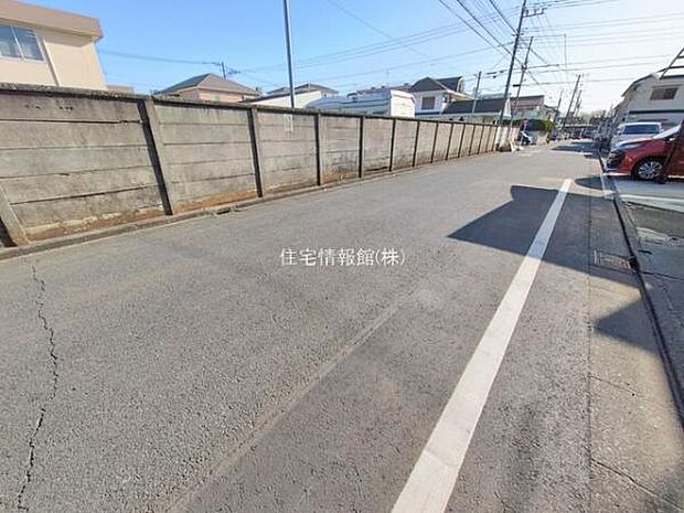 前面道路を含めた現地写真です。