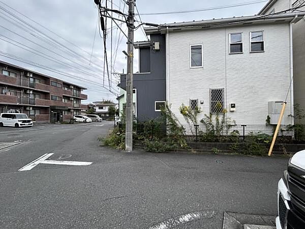 前面道路を含めた現地写真です。