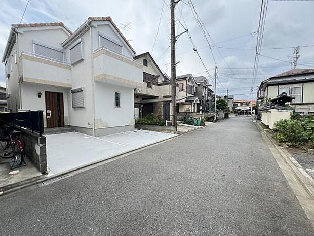 前面道路を含めた現地写真です。