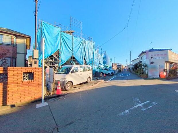 前面道路を含めた現地写真です。