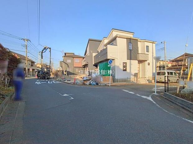 前面道路を含めた現地写真です。