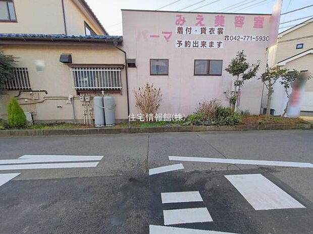 前面道路を含めた現地写真です。