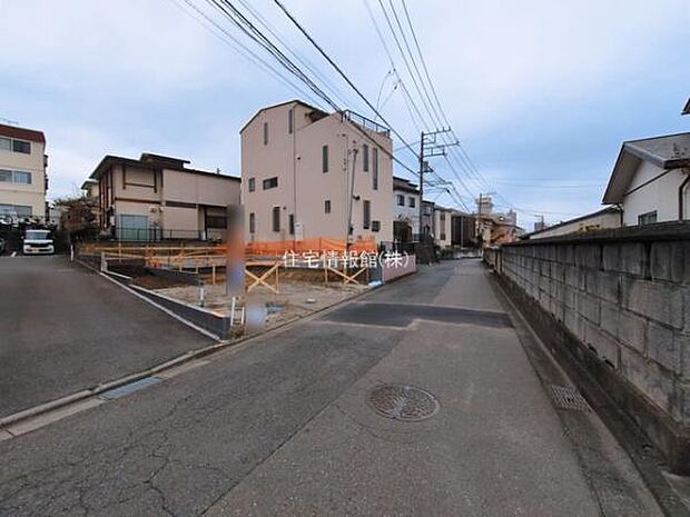 前面道路を含めた現地写真です。