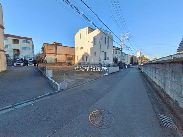 前面道路を含めた現地写真です。