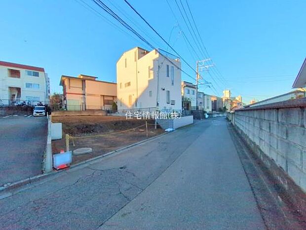 前面道路を含めた現地写真です。