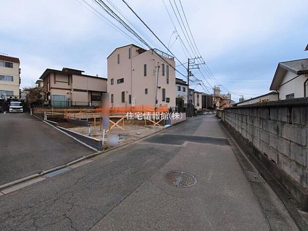 前面道路を含めた現地写真です。