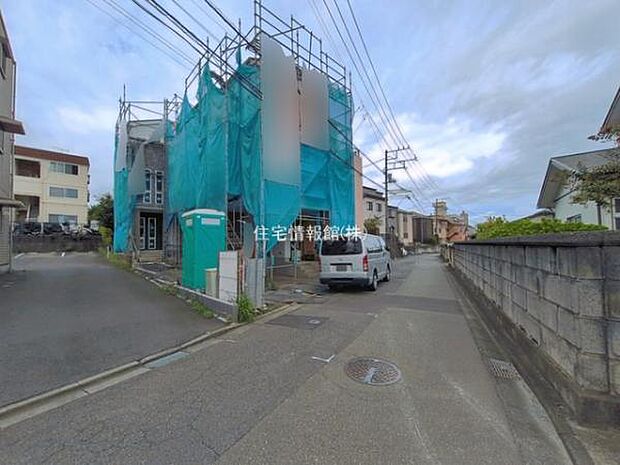 前面道路を含めた現地写真です。