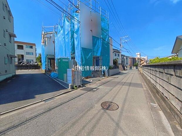 前面道路を含めた現地写真です。