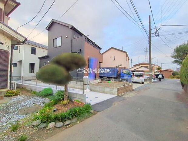 前面道路を含めた現地写真です。