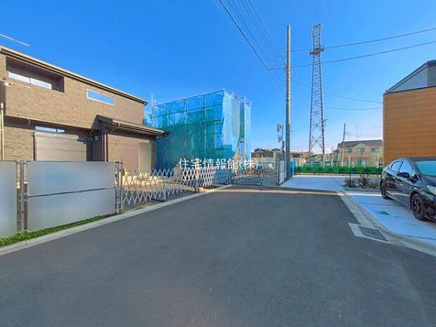 前面道路を含めた現地写真です。