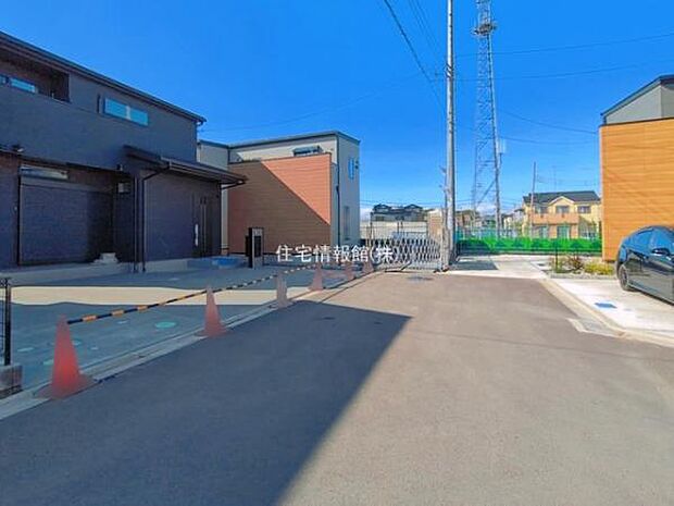 前面道路を含めた現地写真です。