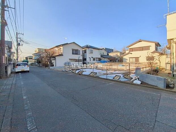 前面道路を含めた現地写真です。